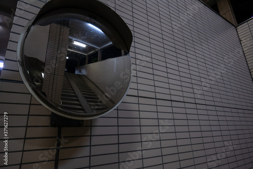 夜の地下道にあるミラー