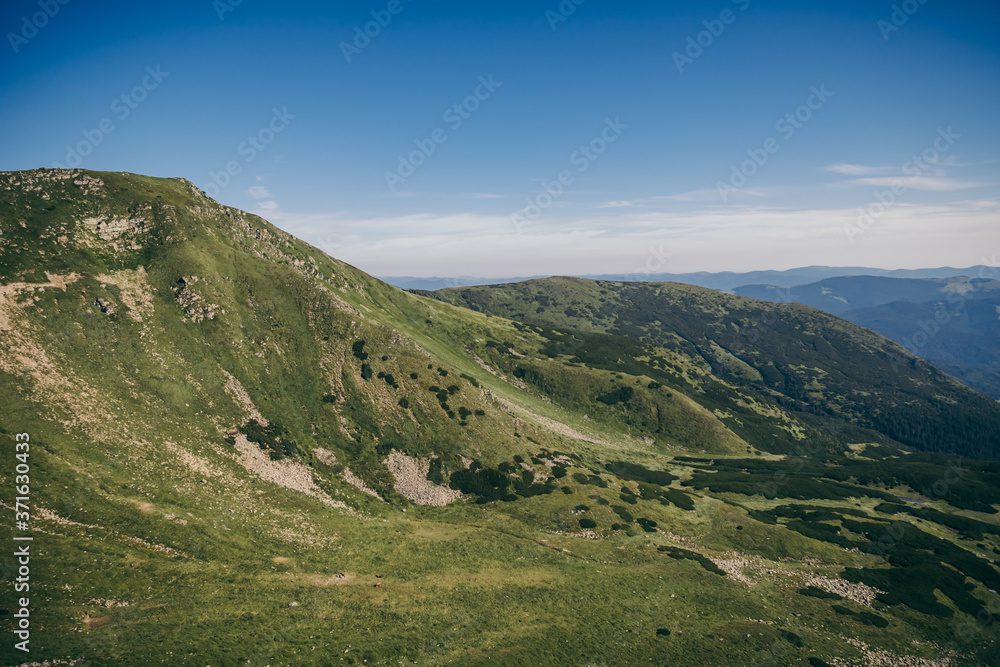 Naklejka premium A sign on the side of a mountain