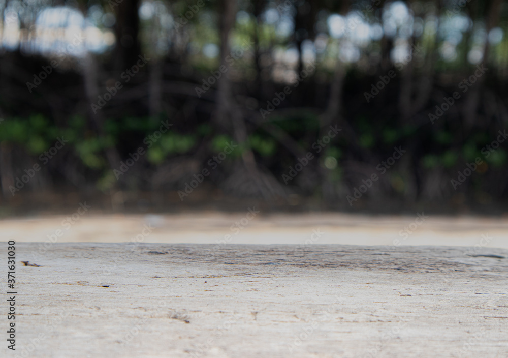 The wooden floor in the background is a blurry tree. The wooden floor in the background is a blurry tree.