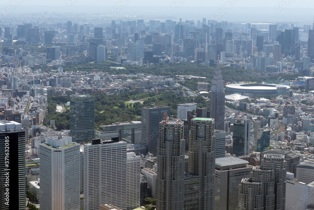 新宿の高層ビル街を空撮