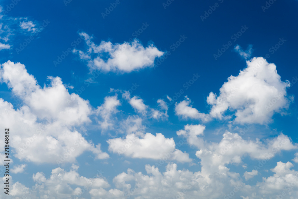 Fototapeta premium Beautiful clouds with the blue sky background