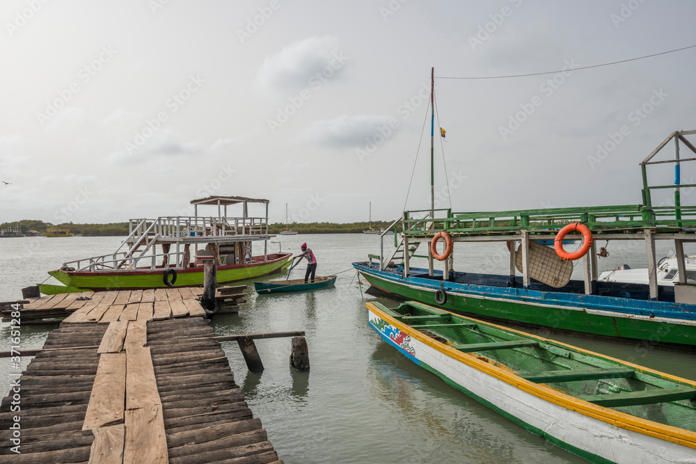 Barcos en la marina de Oyster Creek en Banjul, Gambia