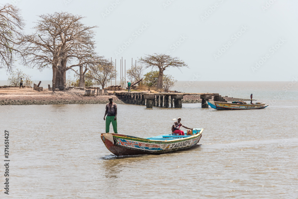 Barca de pescadores e isla James en el río Gambia