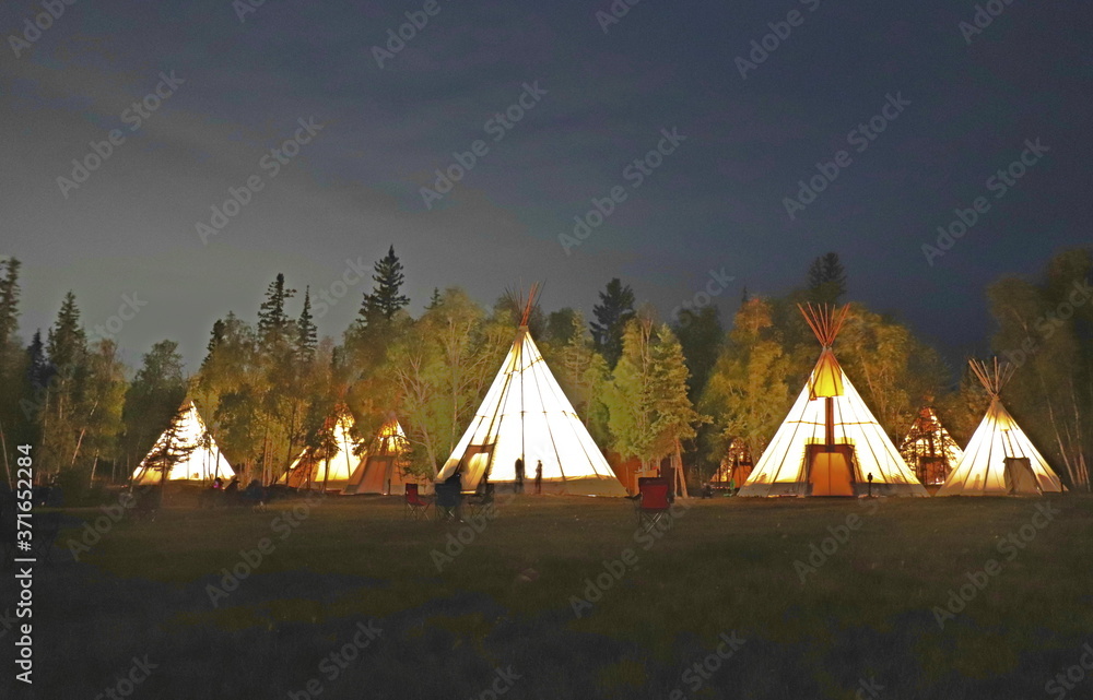 カナダの北極圏、イエローナイフのオーロラビレッジのテント