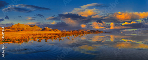 Photos Idyllische Insel mit dramatischen Himmel bei Sonnenuntergang, Nassersee, Assuan
