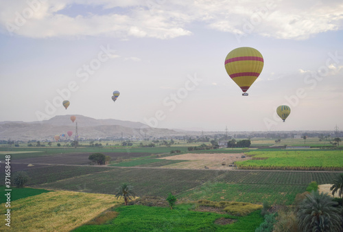 Viaje en globo por Egipto encima del campo © Joel