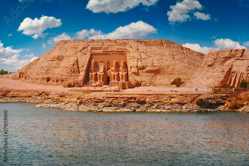 Statue Ramses des II vor der Fassade des Großen Tempels von Abu Simbel, Nassersee, Assuan Staudamm, Assuan, Ägypten, Afrika