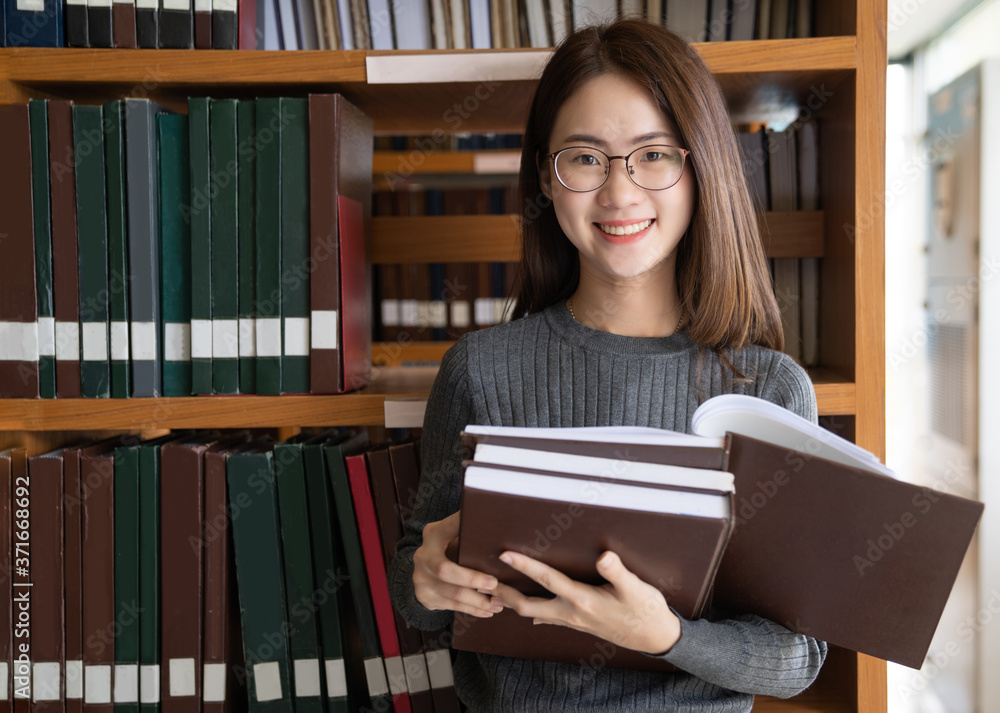 Back to school education knowledge college university concept, Beautiful female college student holding her books smiling happily standing in library, Learning and education concept
Back to school education knowledge college university concept, Beautiful female college student holding her books smiling happily standing in library, Learning and education concept