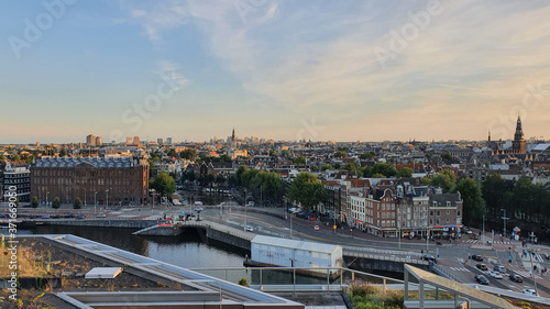 panorama élevé des toits la ville d'amsterdam couché de soleil