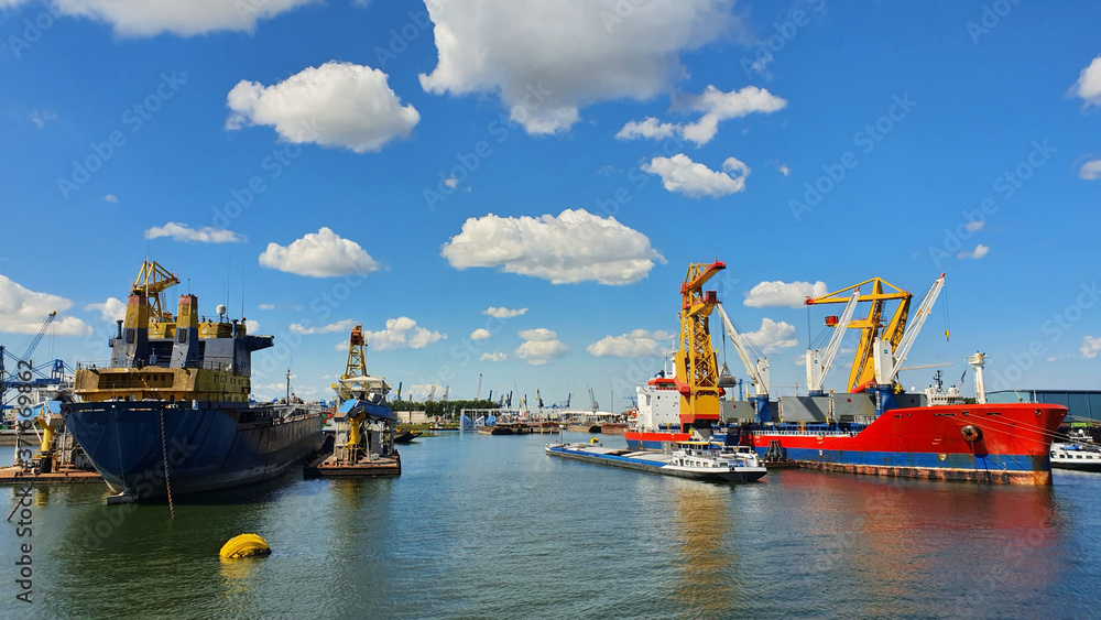 bateaux de transport international à quai en chargement dans le port de Rotterdam