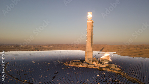 Tableau sur toile The Megalim solar power station in the Negev desert in Israel