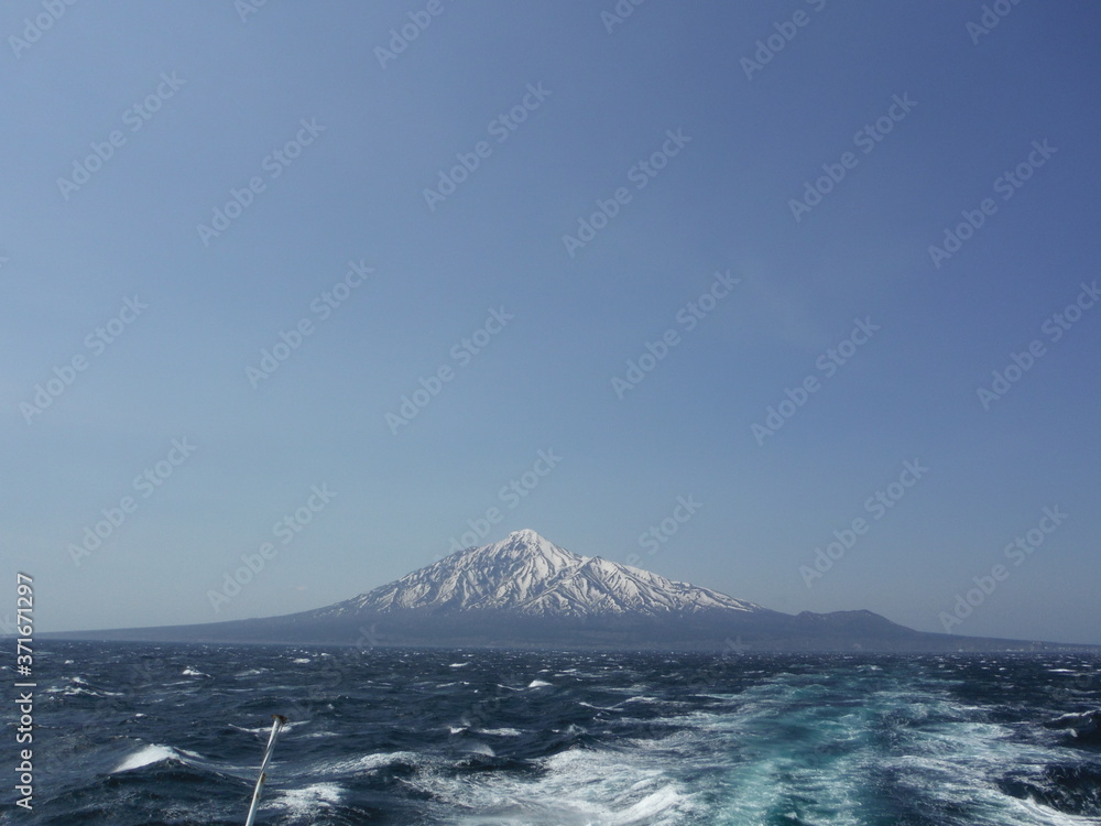 海の向こうの利尻富士