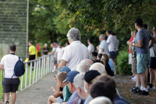 Tableau sur toile zuschauer auf einem fußballplatz