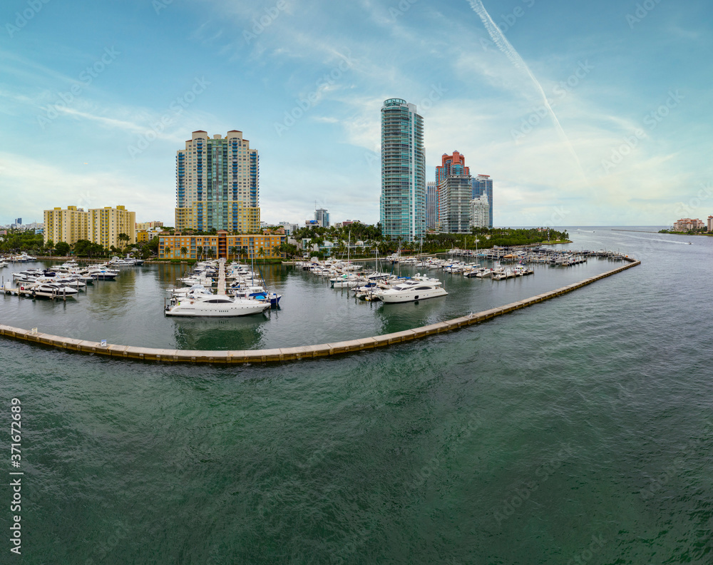 Obraz premium Aerial photo Miami Beach Marina perimeter dock luxury yachts in boat slips