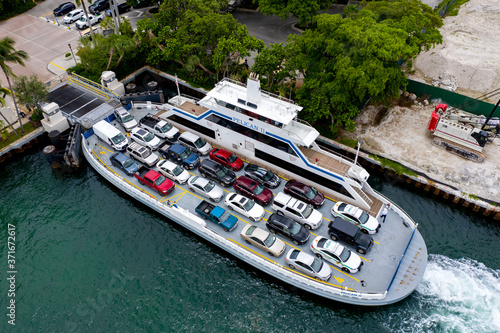 Canvas-taulu Aerial photo Pelican II Fisher Island Ferry boat transporting cars Miami Beach F