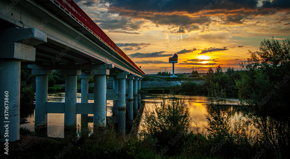 Obraz premium Bridge and sunset