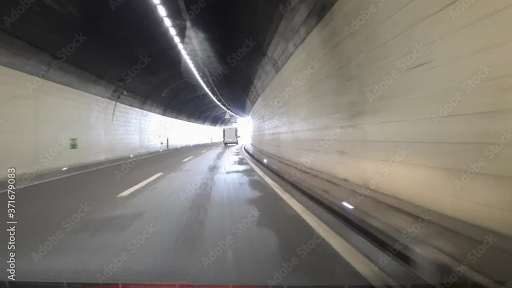 Fahrt in einem Tunnel