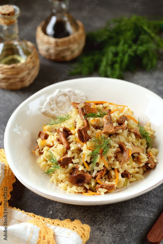 Fried rice with chanterelles
mushrooms, onions, carrots and celery. Fried rice with chanterelles
mushrooms, onions, carrots and celery.