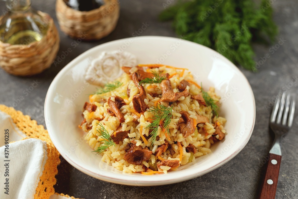 Fried rice with chanterelles
mushrooms, onions, carrots and celery. Fried rice with chanterelles
mushrooms, onions, carrots and celery.