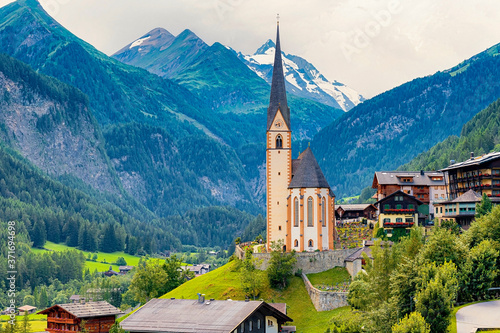 Kirche von Heiligenblut am Großglockner vor den Hohen Tauern, Kärnten, Österreich © mojolo