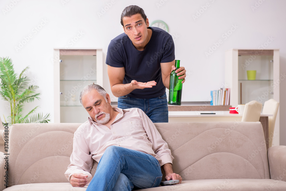 Obraz premium Man with drinking problem and the family