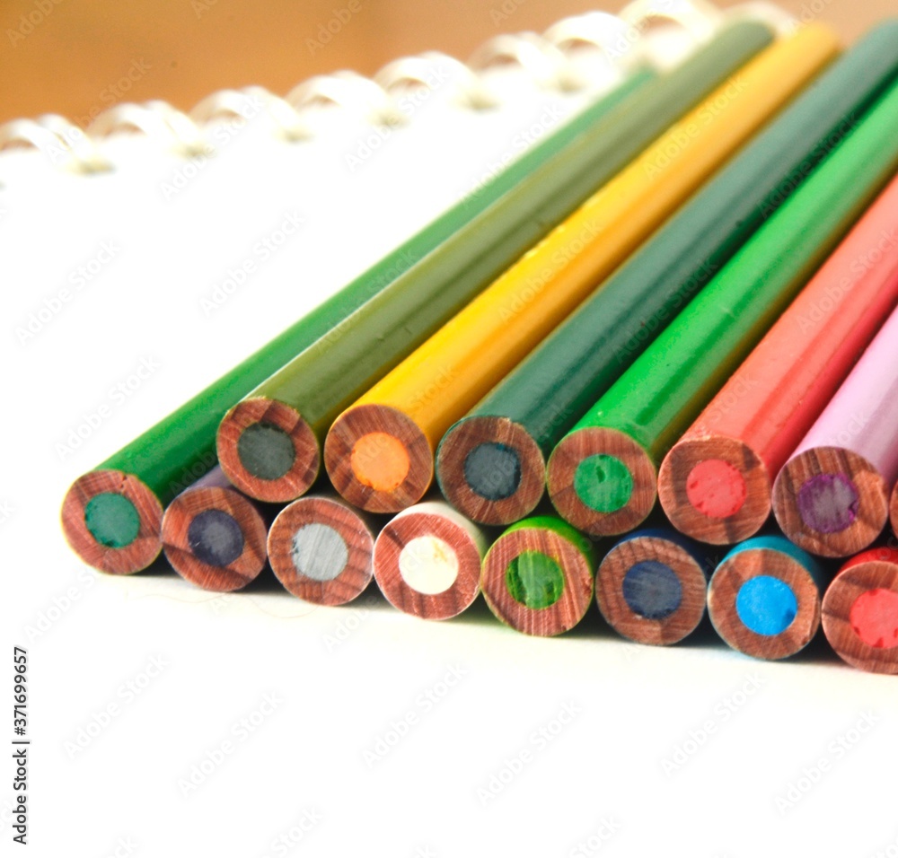 lapices de colores en fondo blanco, regreso a clases, lápiz de color, colores en lapices, colores, regreso a la escuela. lapices de colores en fondo blanco, regreso a clases, lápiz de color, colores en lapices, colores, regreso a la escuela.