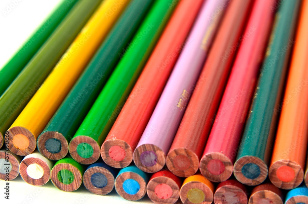 lapices de colores en fondo blanco, regreso a clases, lápiz de color, colores en lapices, colores, regreso a la escuela. lapices de colores en fondo blanco, regreso a clases, lápiz de color, colores en lapices, colores, regreso a la escuela.