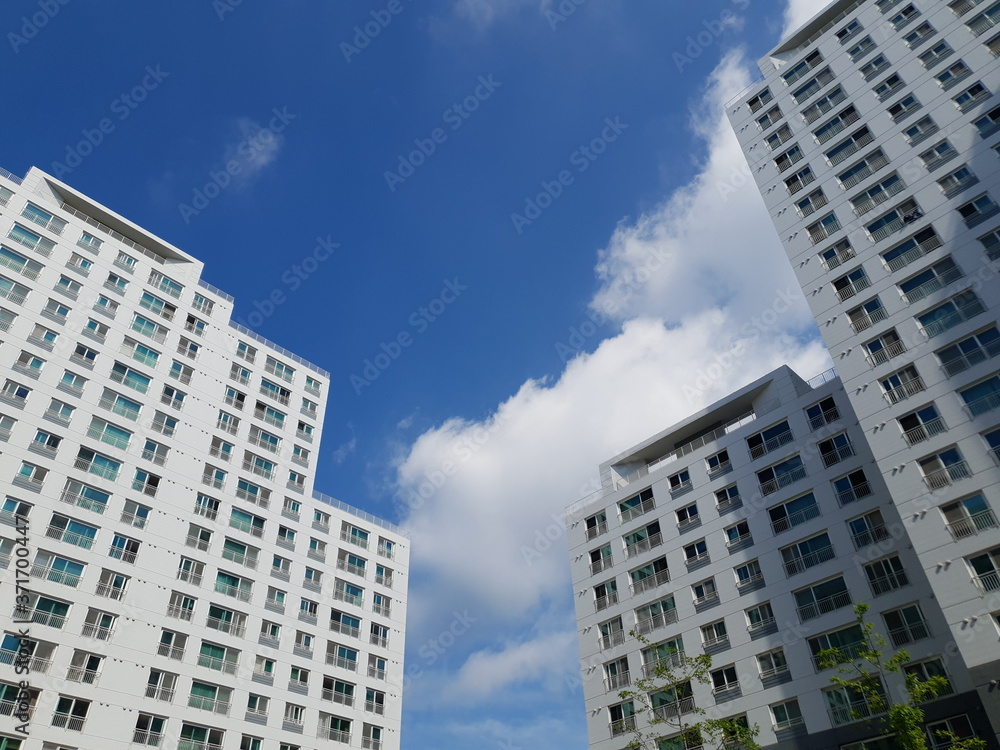 파란 하늘과 아파트