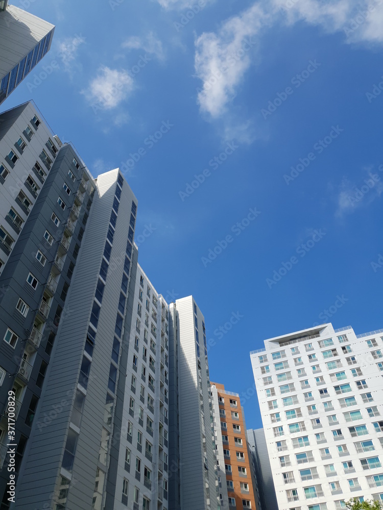 파란 하늘과 아파트