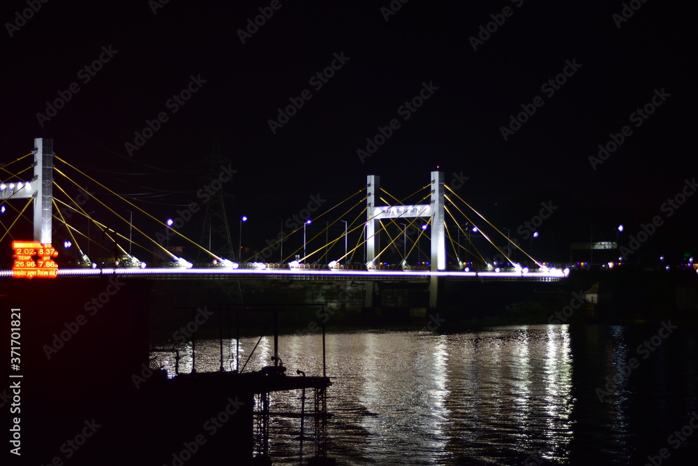 Fototapeta premium suspension bridge at night