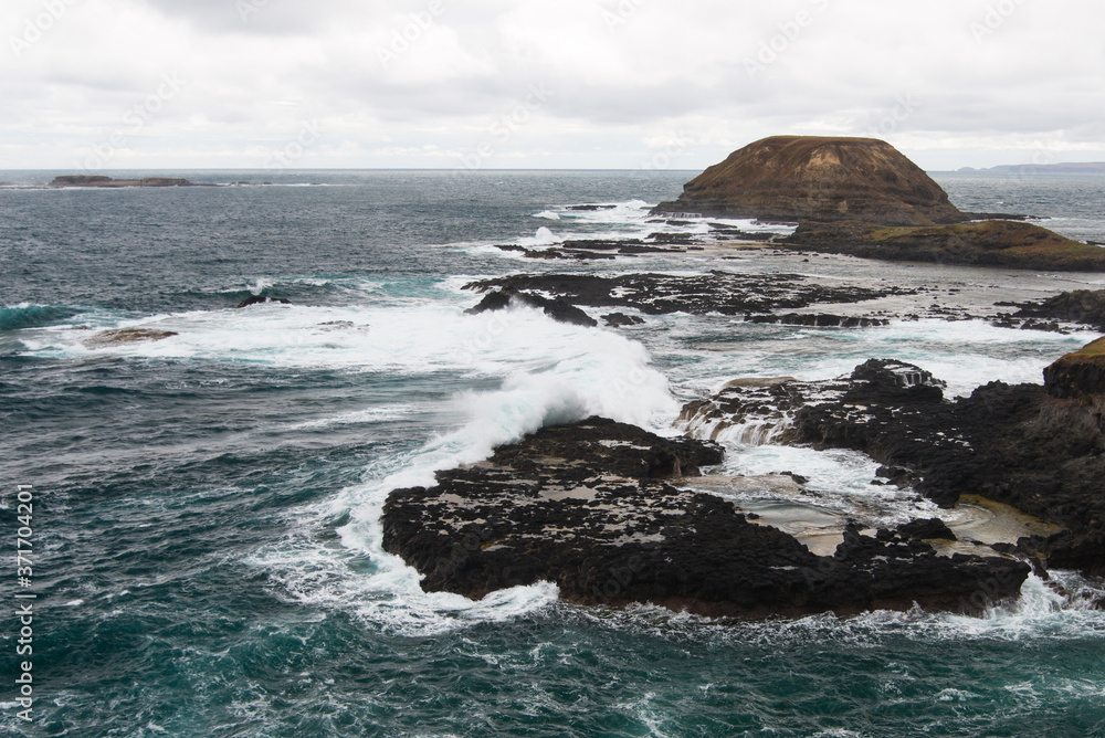 Ocean Waves Crashing onto Rocks Ocean Waves Crashing onto Rocks