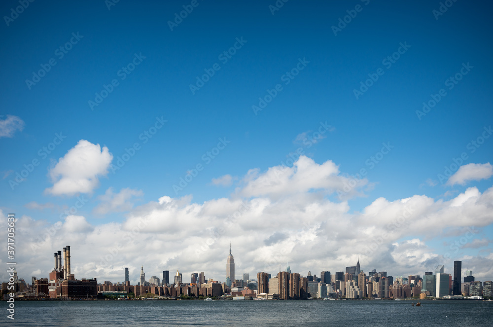Fototapeta premium Manhattan skyline and East River seen from Brooklyn, New York