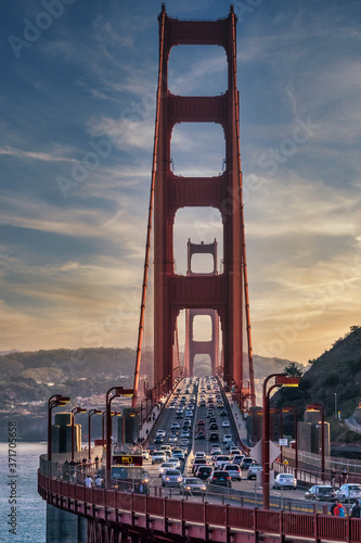 Bilde på lerret Looking directly along the Golden Gate Bridge with traffic, San Francisco,