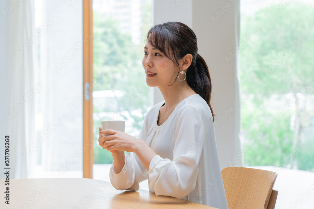 若い 考えるアジア人夫婦 若い 考えるアジア人夫婦