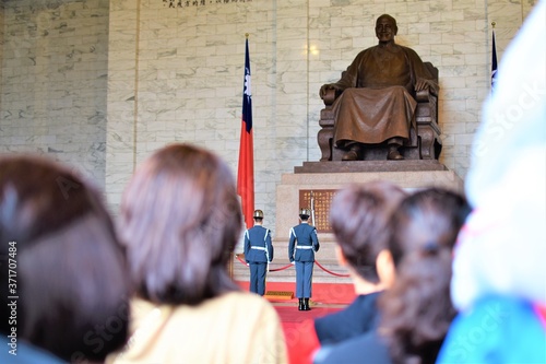 Фотография Tourists watch the changing of the guards at the Chiang Kai Shek Memorial Hall i