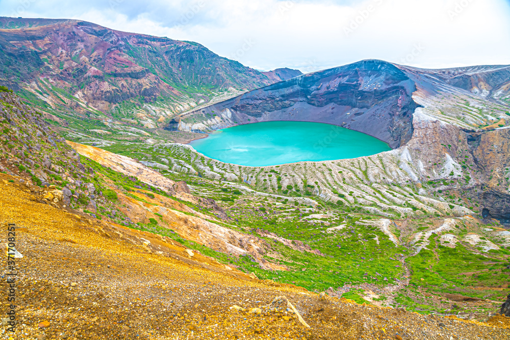 Obraz premium 曇り空の蔵王お釜