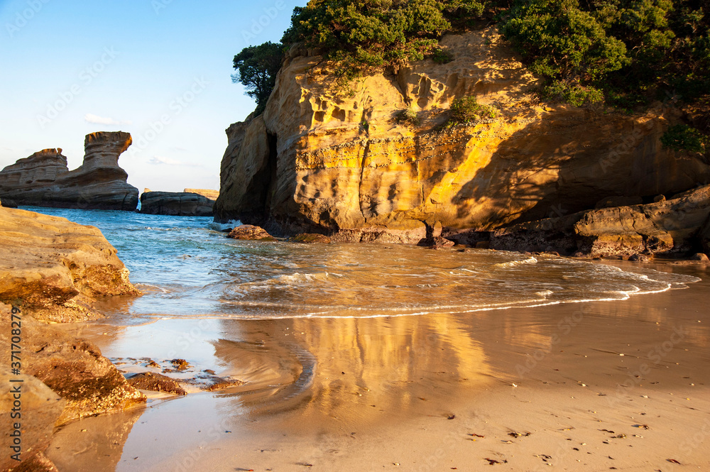 Obraz premium 種子島の景勝地、朝日に照らされる美しい熊野海岸の奇岩