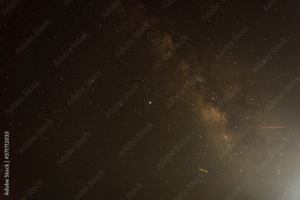 Fototapeta premium 空一面に広がる星空と天の川