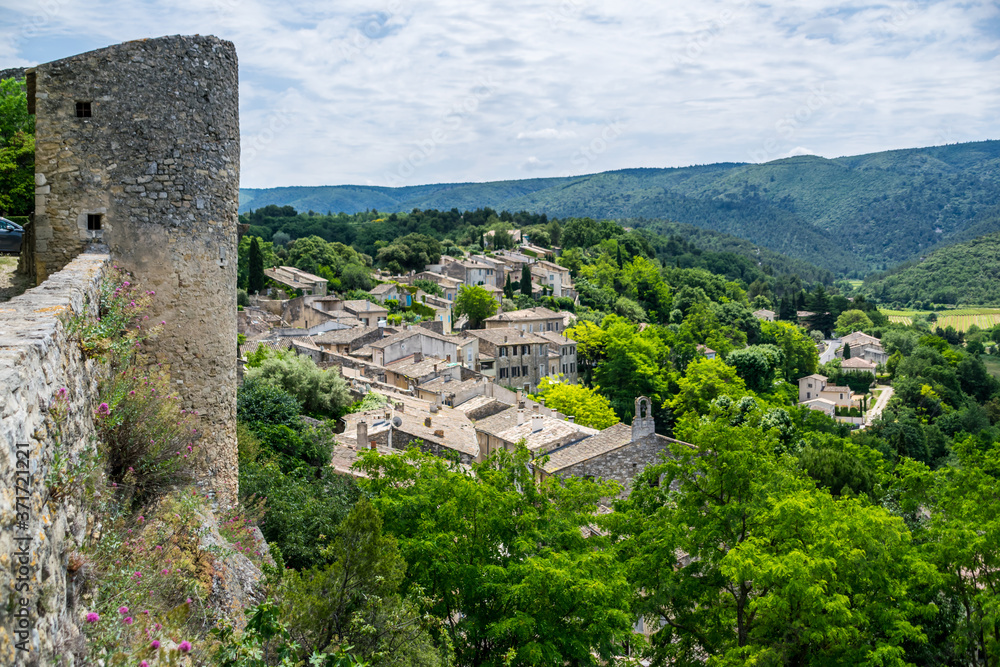 Ménerbes, village perché dans le massif du Luberon en Provence-Alpes-Côtes-d'Azur - France.	