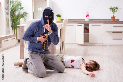 Φωτογραφία Gangster and young woman in robbery concept