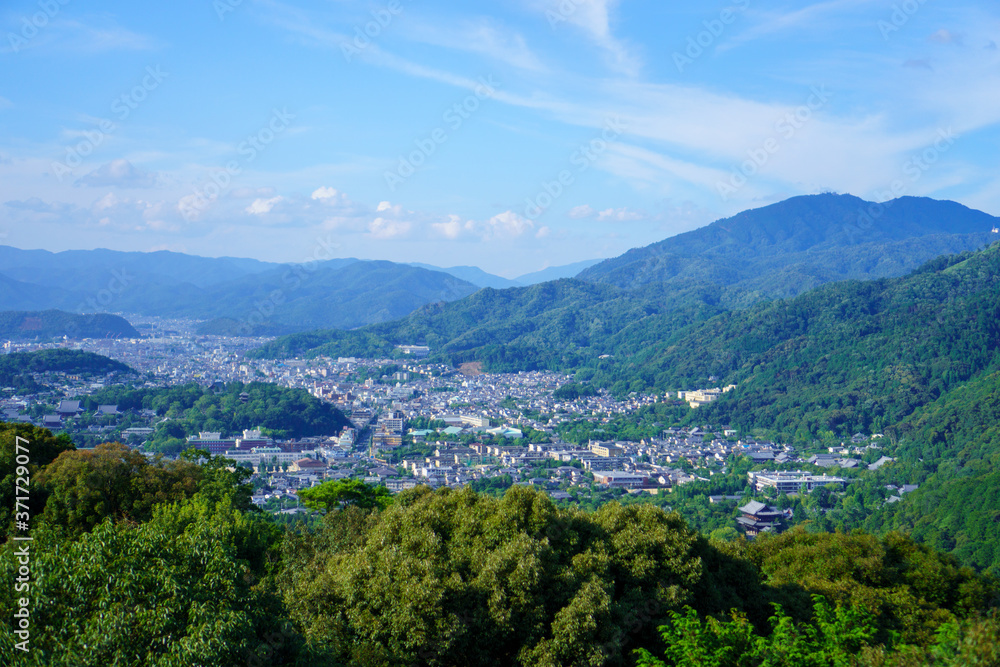 展望台から見える京都の山並みの風景