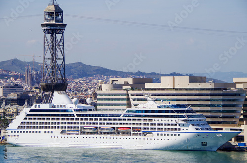 Luxuskreuzfahrtschiff vor der Skyline von Barcelona - Luxury cruiseship or cruise ship liner with skyline of Barcelona, Spain during Mediterranean cruising photo