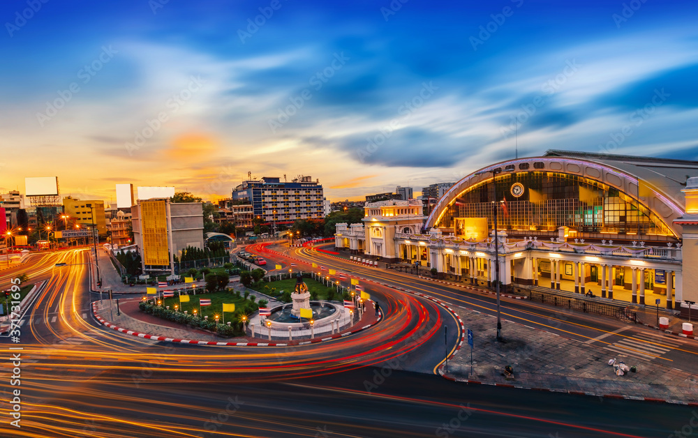 Obraz premium Bangkok Railway Station or Hua Lamphong, Ancient architecture and famous classic building landmark in Bangkok city of Thailand