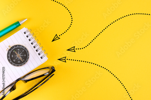 Wallpaper Mural Schreibtisch mit einer Brille, Notizblock und Kompass auf den einige Pfeile als Weg zeigen Torontodigital.ca