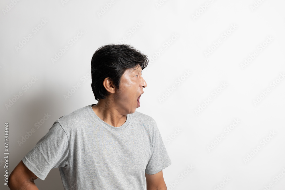 叫んでいるTシャツ姿の中年男性 叫んでいるTシャツ姿の中年男性