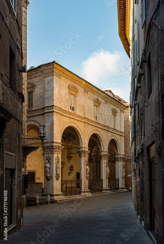 Fototapeta Naklejka Na Ścianę i Meble -  Straße in der Altstadt von Siena in der Toskana in Italien 