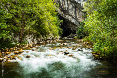 El río Nalón a su paso por el Parque Natural de Redes desaparece dentro de una cueva y reaparece cientos de metros después.