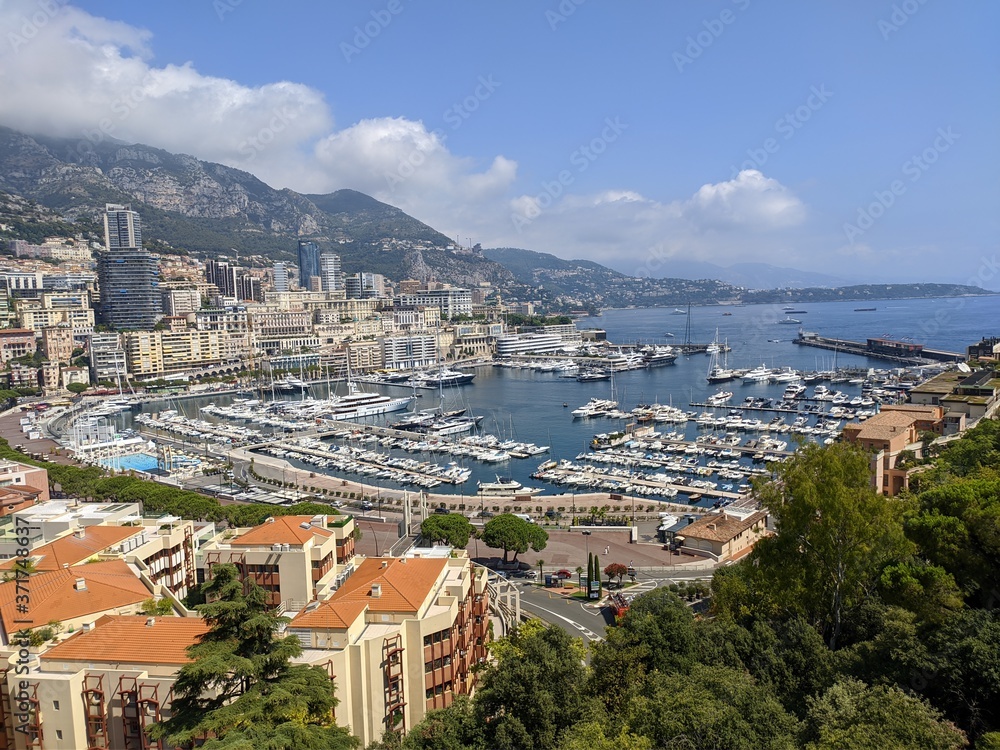 french riviera money Monaco, principauté et capitale de la richesse, place du casino de monte Carlo et son sublime port avec des yachts et hotel de luxe
