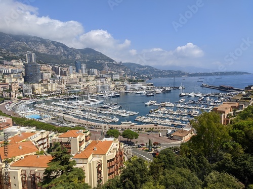 french riviera money Monaco, principauté et capitale de la richesse, place du casino de monte Carlo et son sublime port avec des yachts et hotel de luxe