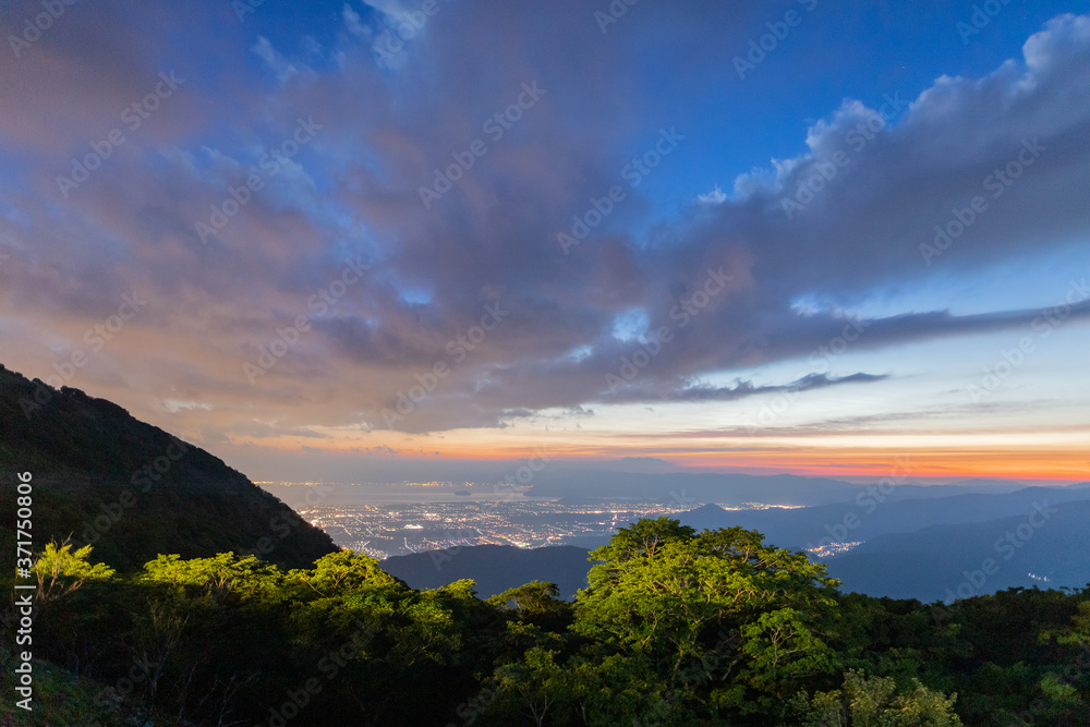 夕暮れの長浜市の街明かりを伊吹山から見下ろして